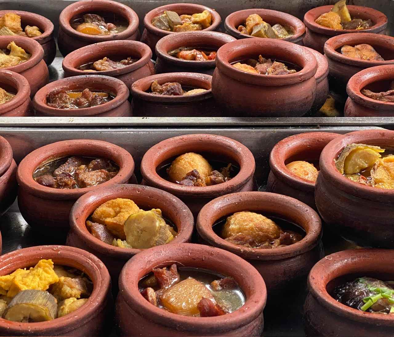 Cơm lu đặc biệt, cả Hà Nội chỉ có một quán lúc nào cũng đông khách đứng xếp hàng chờ ăn