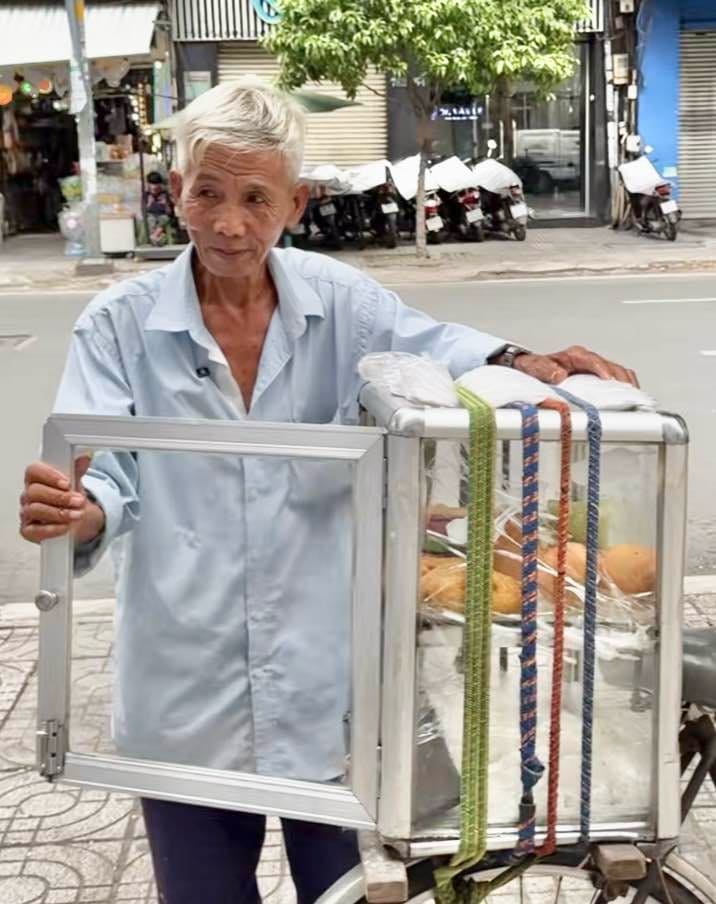 Ông đã bán bánh nhiều năm nay để mưu sinh
