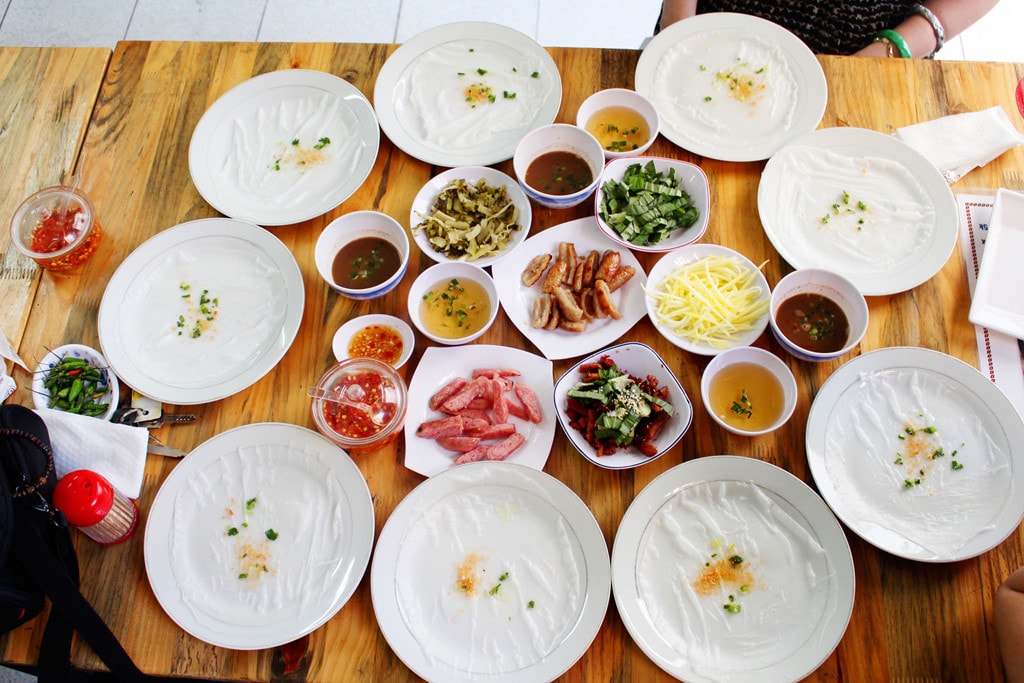 Món bánh ướt trông rất hấp dẫn nhưng tốn rất nhiều đĩa