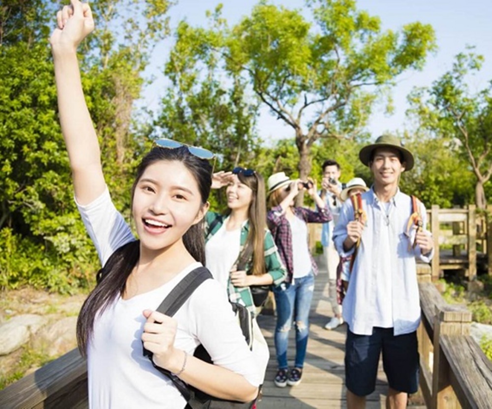 Hướng dẫn viên du lịch là công việc vô cùng hấp dẫn với những người đam mê khám phá miền đất mới.