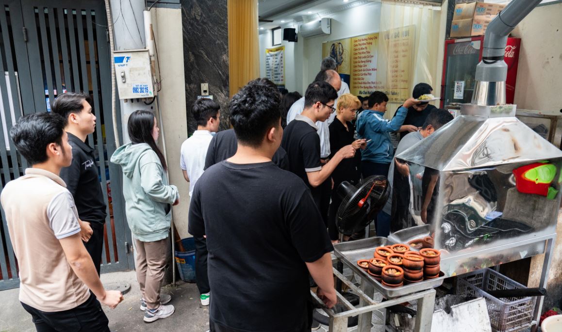 Quán lúc nào cũng đông khách, có khi phải chờ 15 – 20 phút mới tới lượt mua