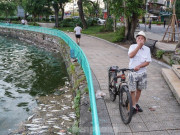 Tin tức - Người dân Thủ đô "đau đầu nhức óc" vì mùi hôi thối do cá chết trắng tại Hồ Tây