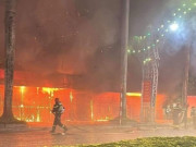 Tin tức - Lửa cháy ngùn ngụt thiêu rụi cửa hàng bán văn phòng phẩm ở Thanh Hoá