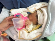 Tin tức - Bé sơ sinh bị bỏ rơi trong đêm khuya lạnh giá trước cửa nhà dân