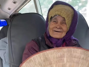 Tin tức - Thấy cụ bà ăn xin đưa vài đồng tiền lẻ, anh phụ xe có hành động bất ngờ khiến cộng đồng mạng phải nói “cảm ơn”