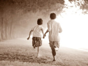 Tin tức - Cha mẹ nghèo đem con đi cho, 56 năm sau, cặp song sinh vừa nhìn thấy nhau đã bật khóc vì khuôn mặt y như một