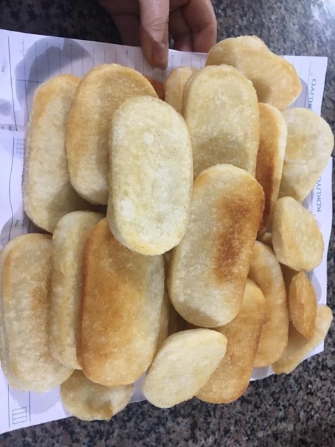 Món bánh hà giang nghe tên thấy cứng mà ăn lại dẻo giòn muốn bảo quản cứ ném thẳng xuống suối - 5