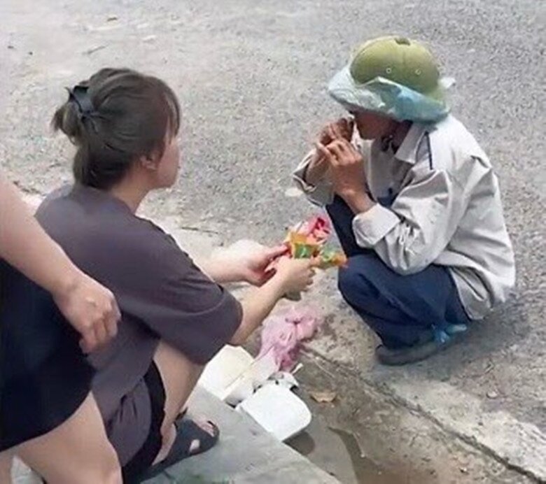 Một chút đồ ăn gửi tới cụ