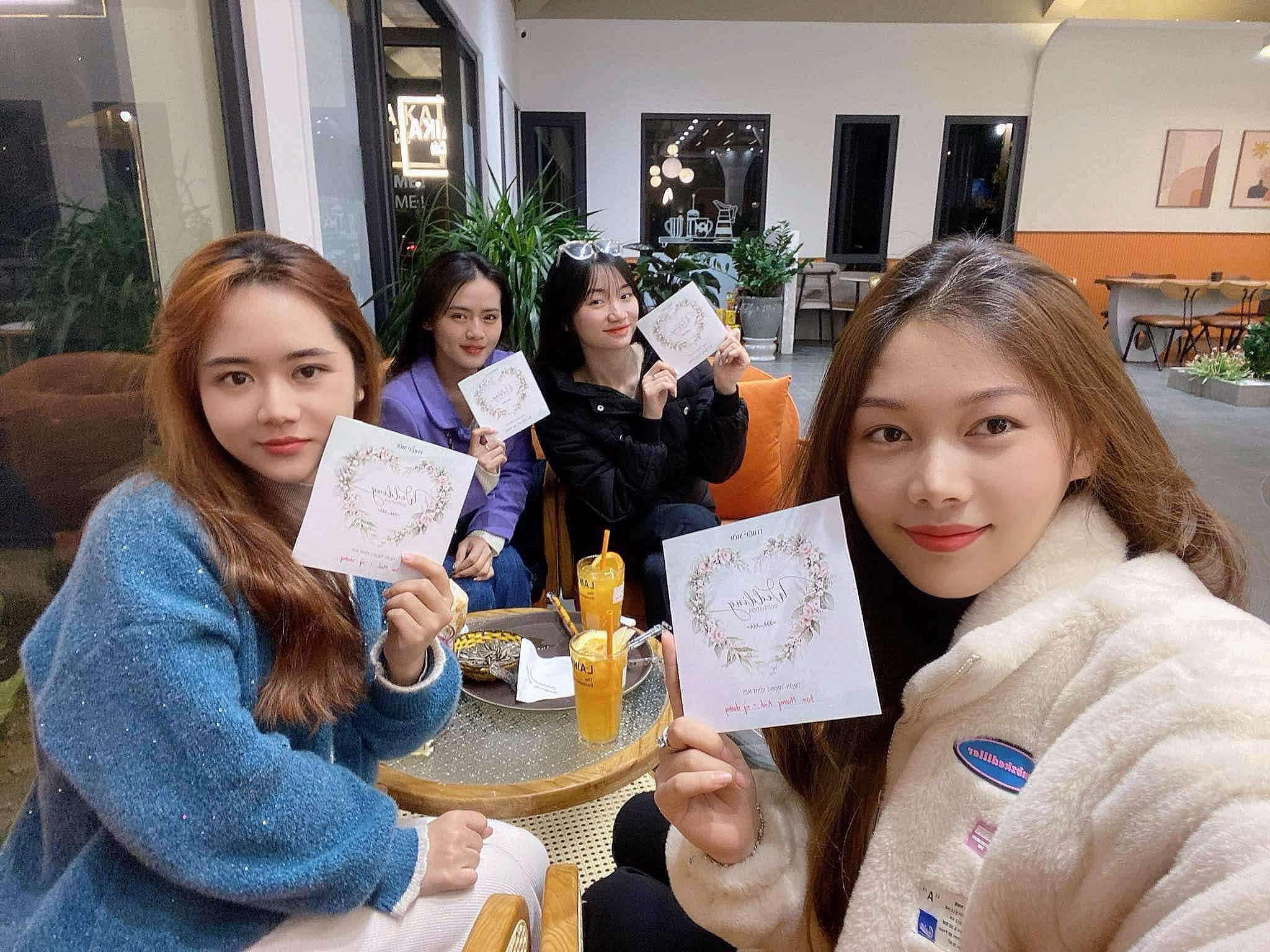 Nhiều bạn trẻ nhận thiệp mời đám cưới liên tục vào dịp cuối năm