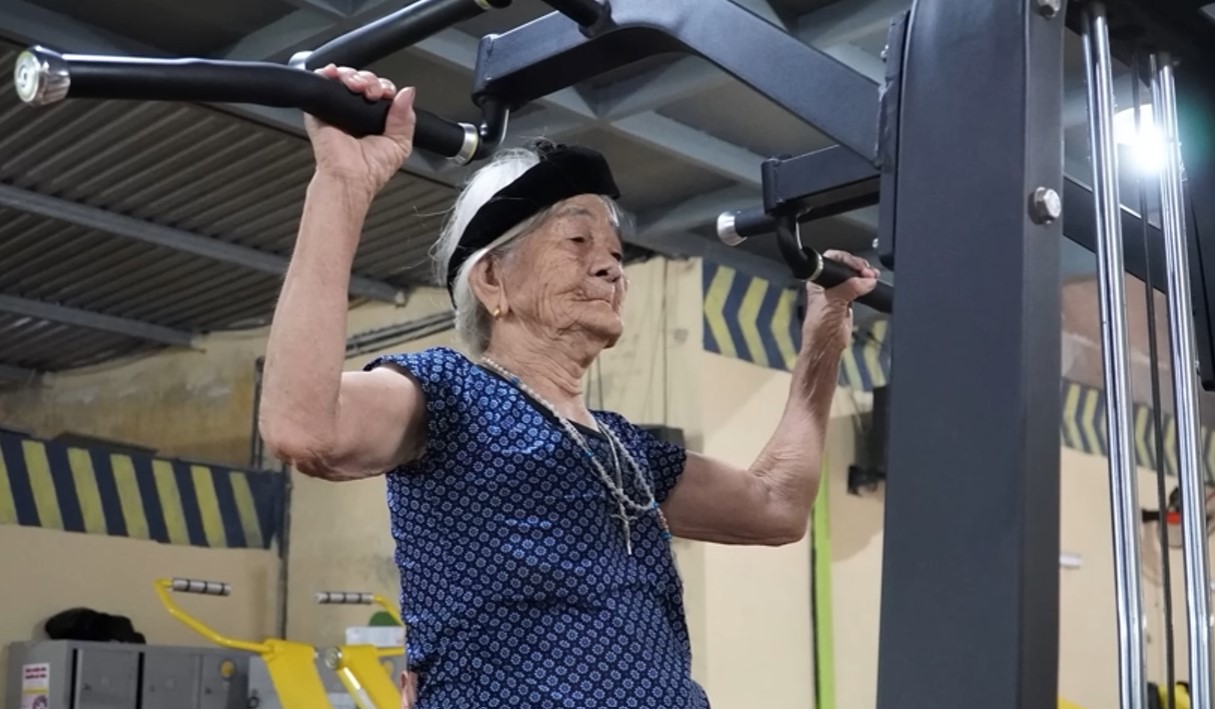 Cụ có thể kéo tạ tới 45kg