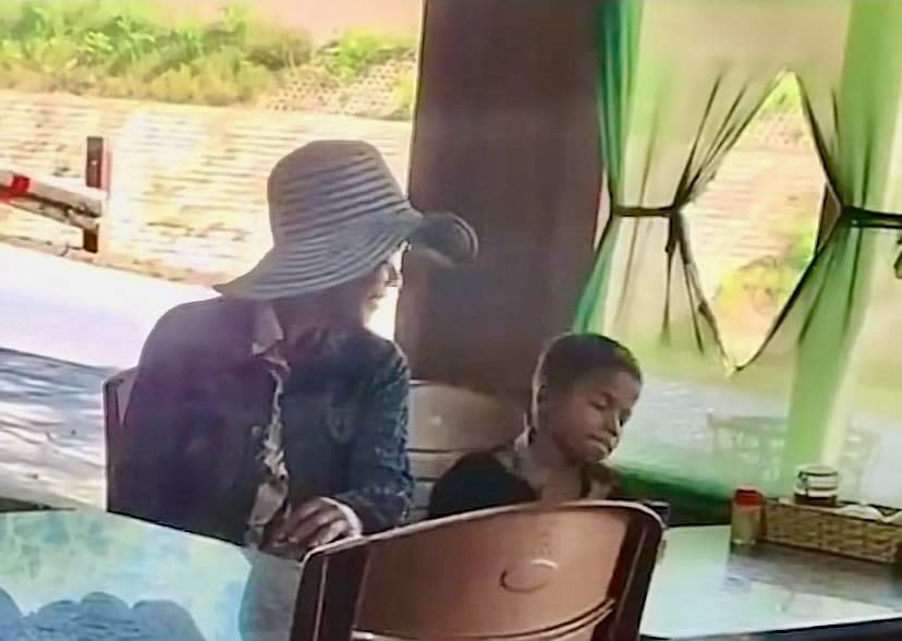 Hai mẹ con vào quán mãi mới dám gọi một tô bún trắng