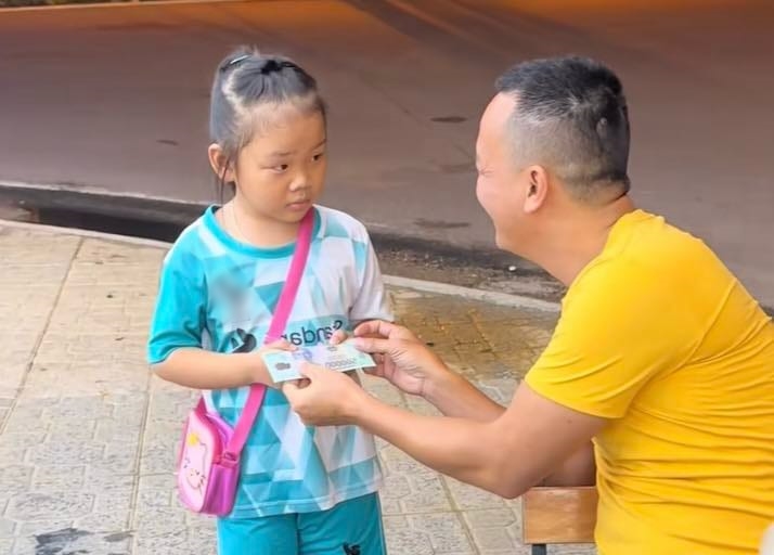 Anh không ngần ngại tặng bé một số tiền, đủ để bé có bữa ăn no và manh áo ấm