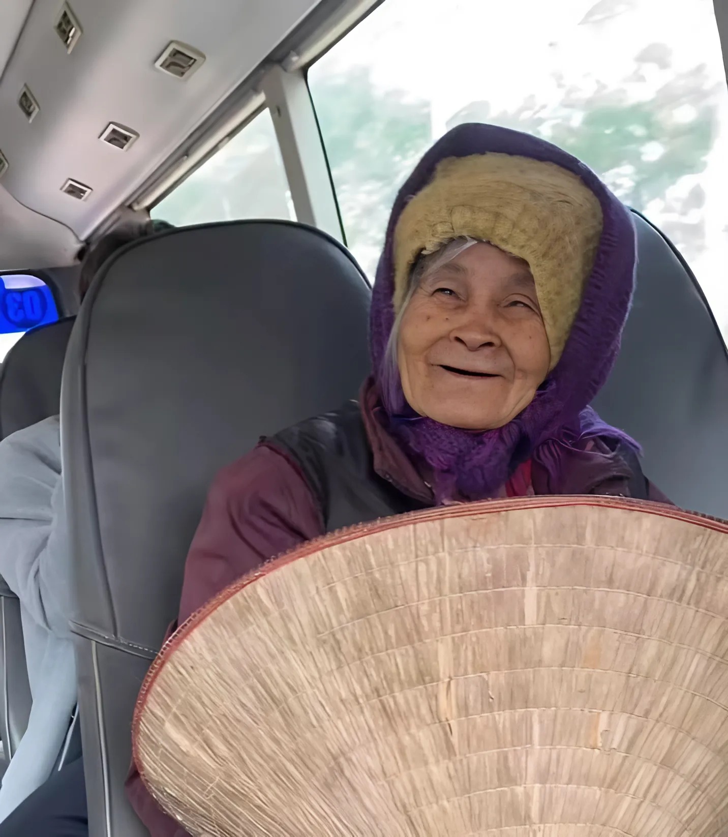 Cụ bà ăn xin gặp được nhà xe tốt bụng, nhiều lần cho bà đi nhờ không lấy tiền