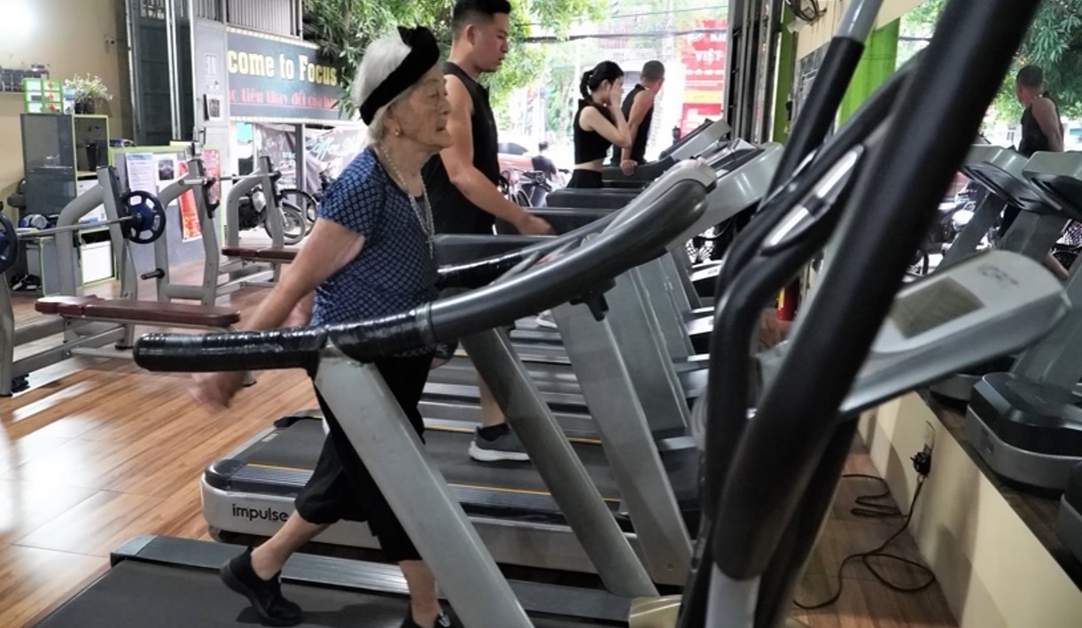 Cụ Tứ sử dụng thành thạo máy chạy bộ