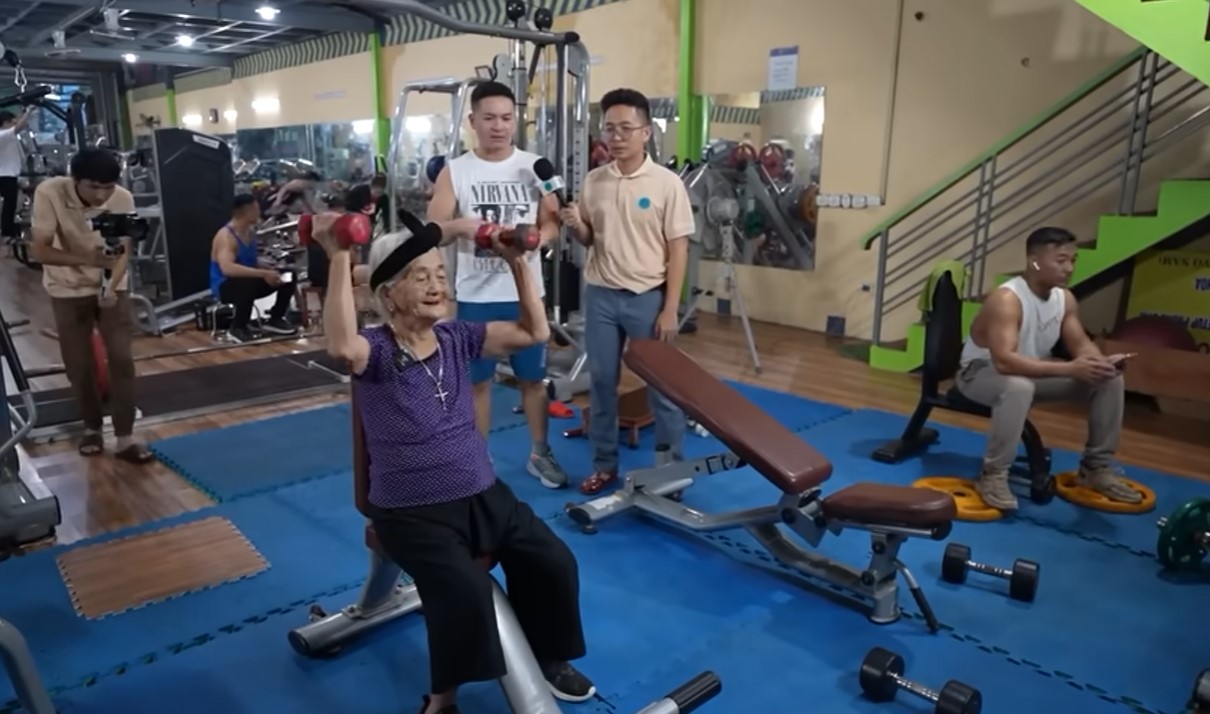 Cụ chẳng thua kém bất cứ người trẻ nào