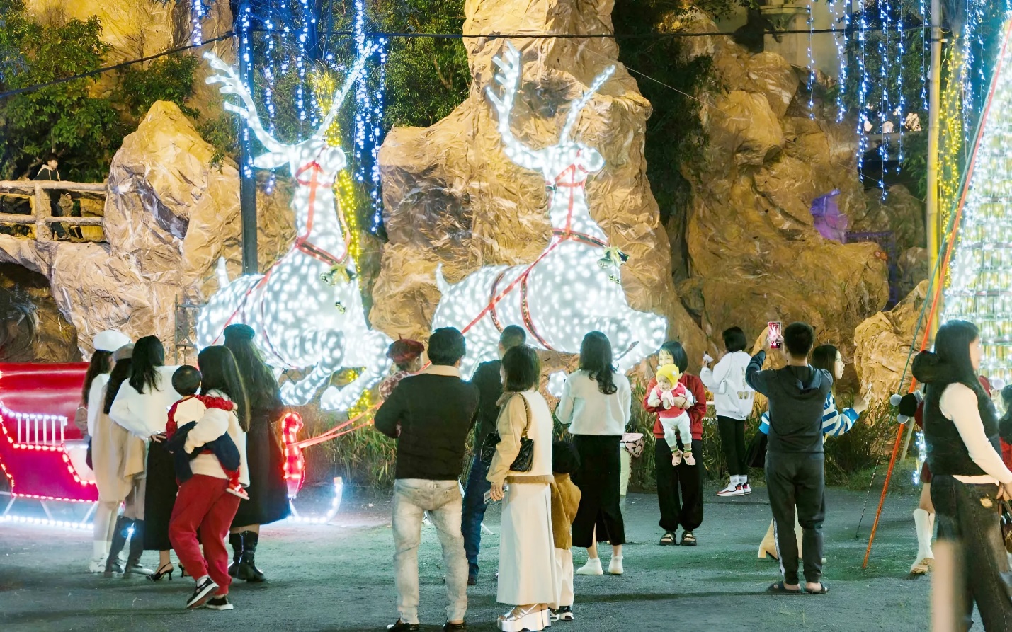 Người dân đổ ra đường đón Noel sớm
