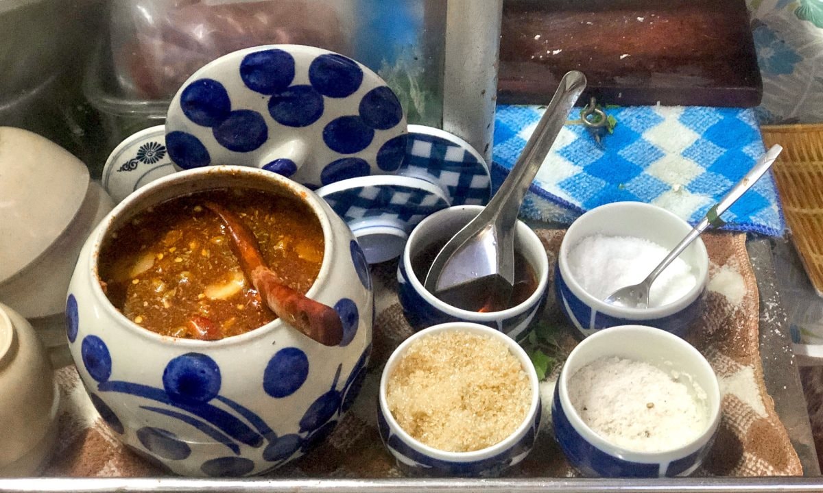 Ăn phở gà chấm tất nhiên phải có nước chấm chua ngọt thơm ngon