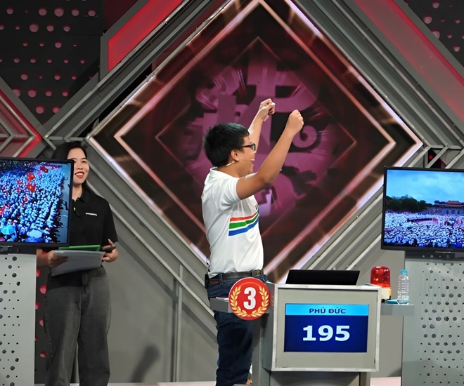 Phú Đức vui mừng sau khi giải được từ khóa rất nhanh
