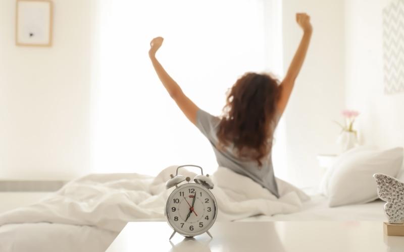 Ngủ đúng giờ và đủ giấc mang lại nhiều lợi ích.