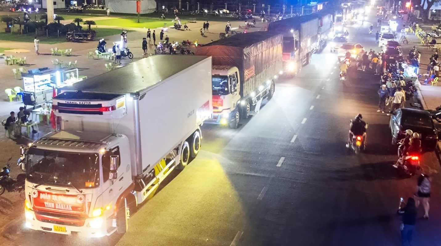 Đoàn xe cứu trợ tiến về miền Bắc ngay trong đêm