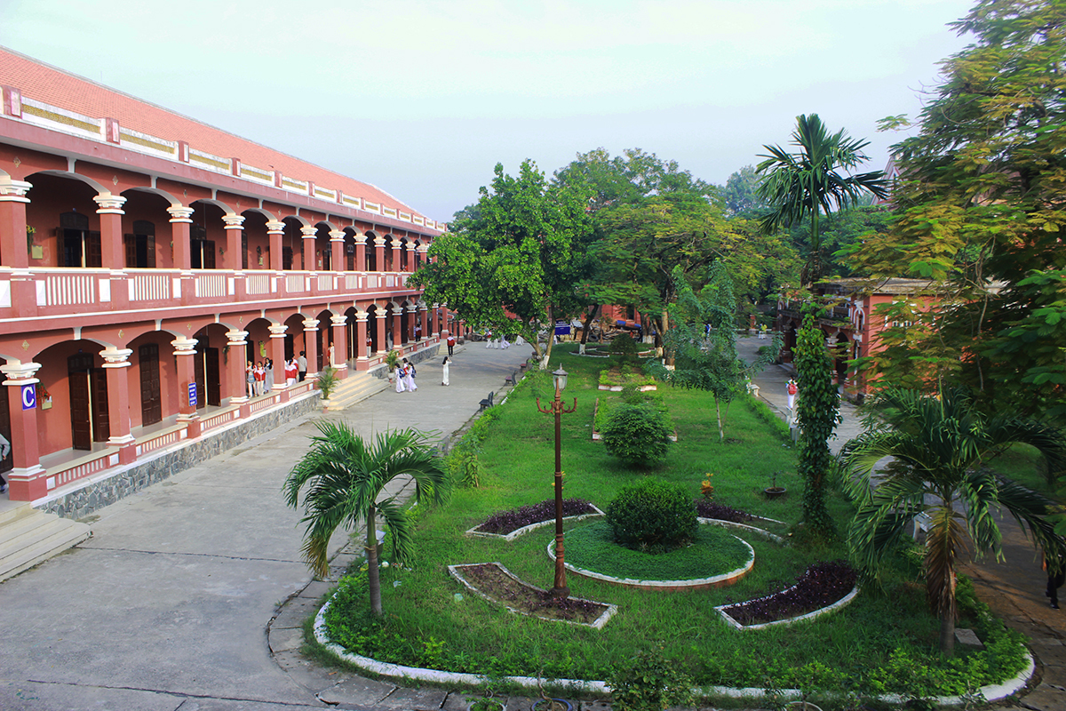 Cho tới những dãy lớp học.