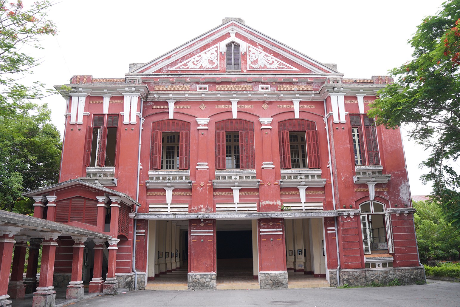 Từ tòa nhà chính…