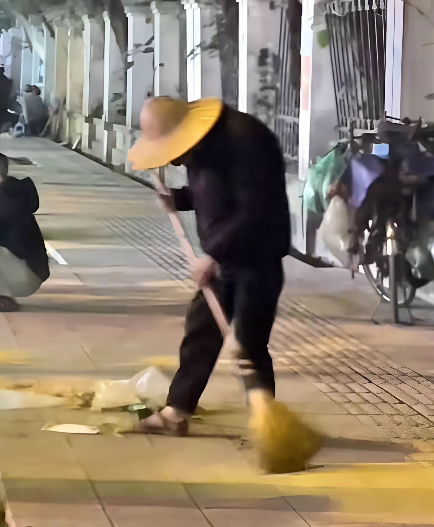 Dáng vẻ tiều tụy của cụ ông thật khiến nhiều người xót xa