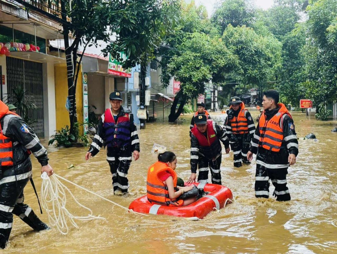 Lực lượng cứu trợ đưa người dân về nơi an toàn