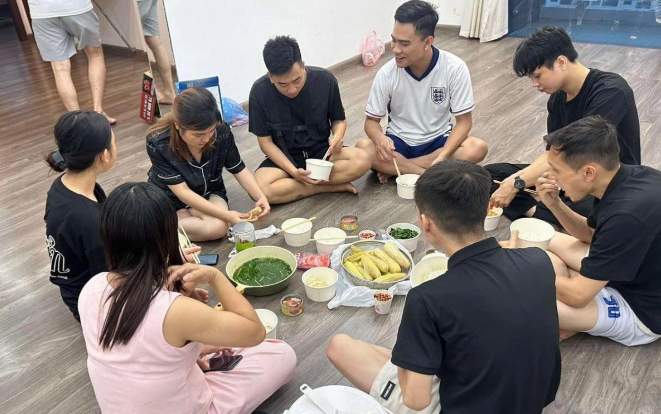 Bữa cơm tránh bão dành cho mọi người tại nhà chị Phương Anh