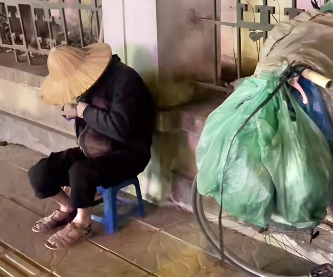 Cụ ông ngồi co ro bên đường giữa ngày đông lạnh