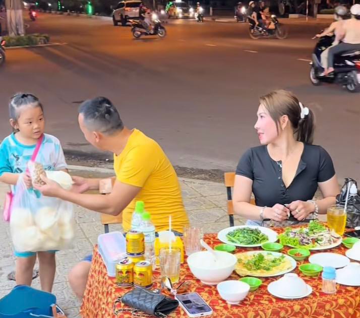 Bé gái đang bán hàng rong và may mắn gặp được người tốt mua giúp