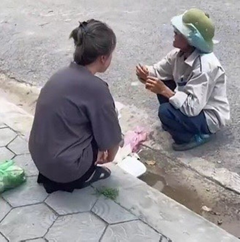 Cụ ông nhặt hộp cơm dưới lề đường và ăn cho đỡ đói bụng