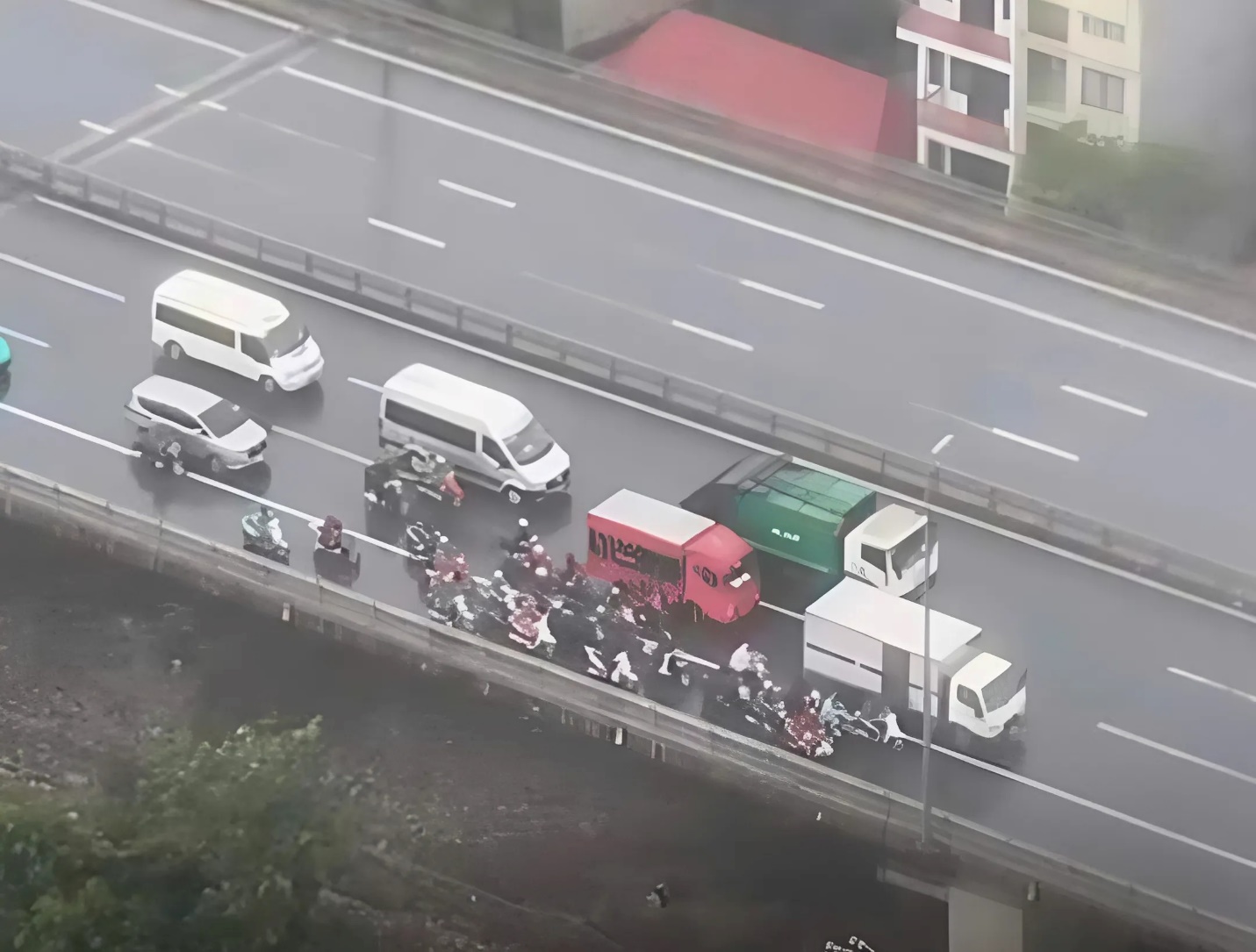 Ô tô đi chậm chắn gió cho xe máy qua cầu an toàn