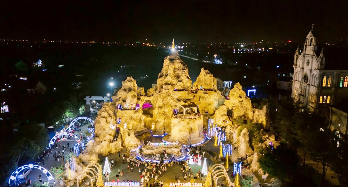 Hang đá Giáng sinh ở Hà Tĩnh được trang hoàng lộng lẫy