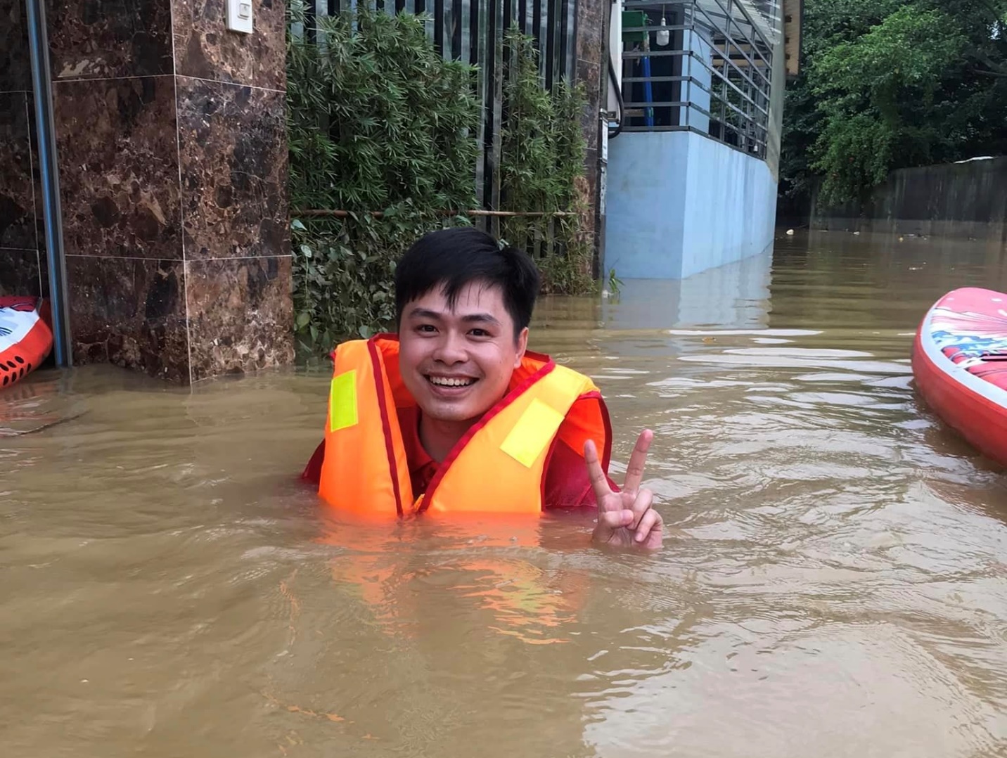 Nụ cười tươi luôn nở trên môi chàng trai trẻ từng tham gia cứu trợ bà con vùng lũ trong đợt lũ lịch sử ở miền Bắc vừa qua.