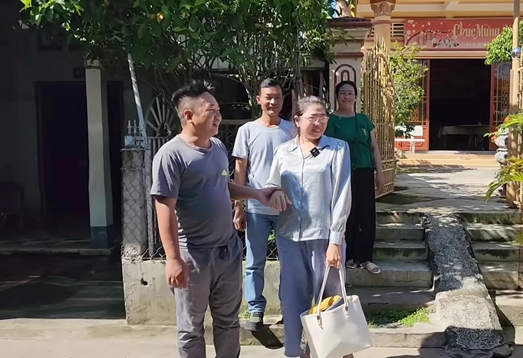 Cô Thảo được em trai chào đón nhiệt tình