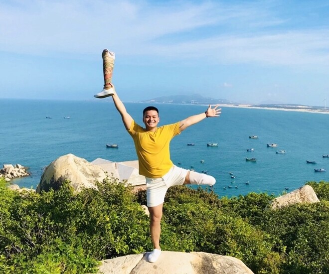 Chàng trai trẻ luôn nỗ lực vươn lên, vượt qua nghịch cảnh để sống lạc quan, yêu đời