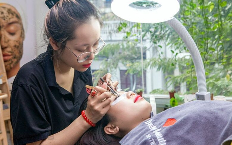 Nghề nối mi yêu cầu tay nghề cao mới giữ chân được khách