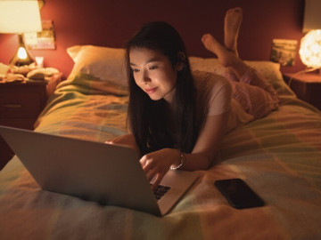 Ngủ muộn khiến tăng hay giảm cân?