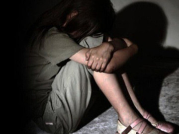 Bị hàng xóm xâm hại, nữ sinh lớp 8 mang song thai