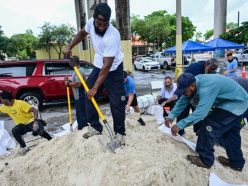 VIDEO: Cuồng phong Milton áp sát Florida, người dân đổ xô tránh bão