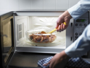 Món ngon dễ hóa thuốc độc khi hâm nóng bằng lò vi sóng