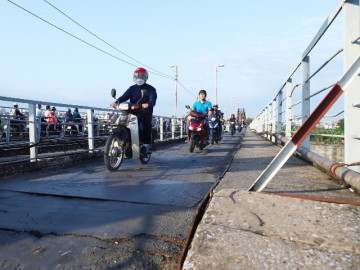 Hiện trạng rung lắc trên cầu Long Biên khi xe cộ lưu thông