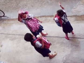 Thấy 3 bé gái trú mưa trước cửa, chủ nhà vội vã chạy ra và hành động bất ngờ sau đó