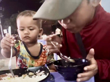 Thấy hai em nhỏ lang thang, chủ quán cơm có hành động đẹp nhưng cử chỉ của bé trai còn ấm lòng hơn