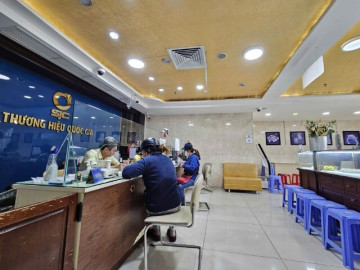 Giá vàng giảm sâu, diễn biến lạ tại các điểm mua bán
