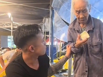 Thấy cụ bà bán trái cây mời mãi không ai mua, nam thanh niên liền có hành động đẹp khiến CĐM khen ngợi