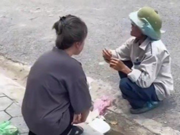 Thấy cụ ông ăn hộp cơm thừa mình bỏ đi, cô gái trẻ bật khóc và có hành động đẹp được dân mạng ngợi khen