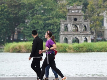 Người Hà Nội và du khách diện áo ấm xuống phố đón đợt rét đầu mùa