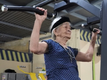 Độc lạ Hà Tĩnh, gặp cụ bà 96 tuổi hít xà đơn, đẩy tạ đều đặn 2 buổi/ngày: “Mình khỏe thì con cháu mình mới vui”